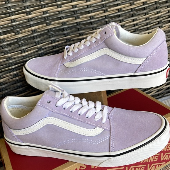 •Vans Men’s Old Skool Color Theory Purple Heath
VN0A5JMIZS0
Sneakers - Picture 10 of 16
